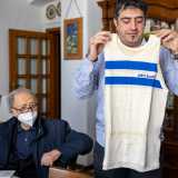 E mentre Nicola, il primogenito di Giannoccaro, ci mostra una delle pi� antiche divise bianco-azzurre dell�Arx, ecco che sentiamo il telefono squillare...
